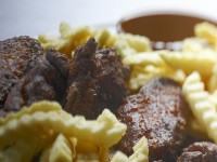 Hühner-Flügerl mit Pommes und Sauce