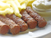 Cevapcici mit Pommes und Zwiebelsenf